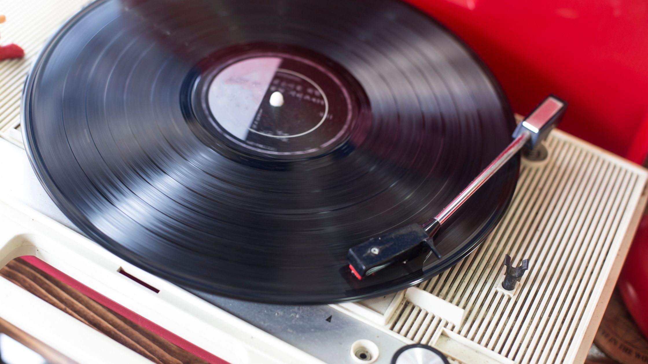 Experts Enlist the 3 Best Portable Record Players to Enjoy the Vinyl Boom in 2020