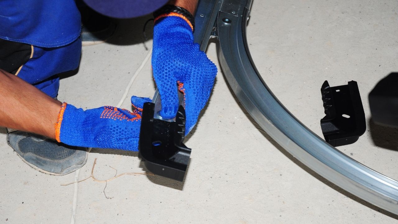 Hiring Professionals For Spring Replacement for Your Garage Is A Better Choice Than DIY