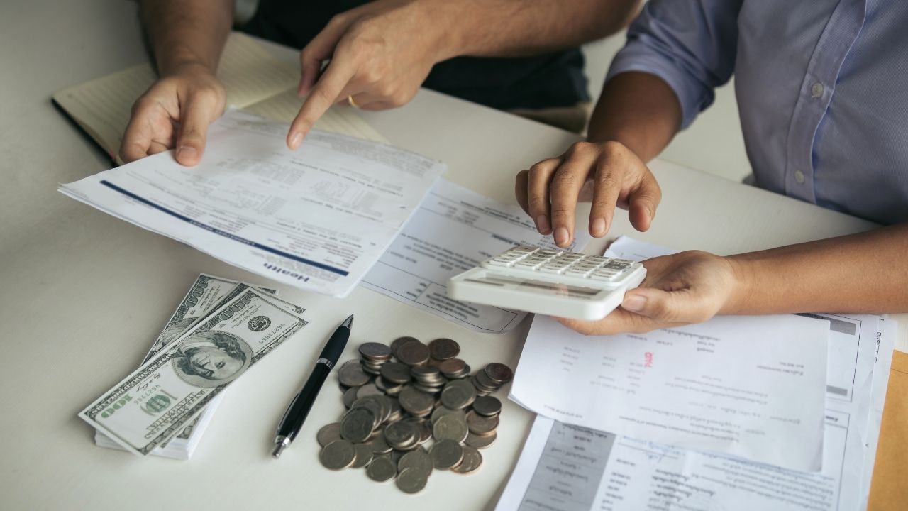 8 Tips to Manage Money as a Couple
