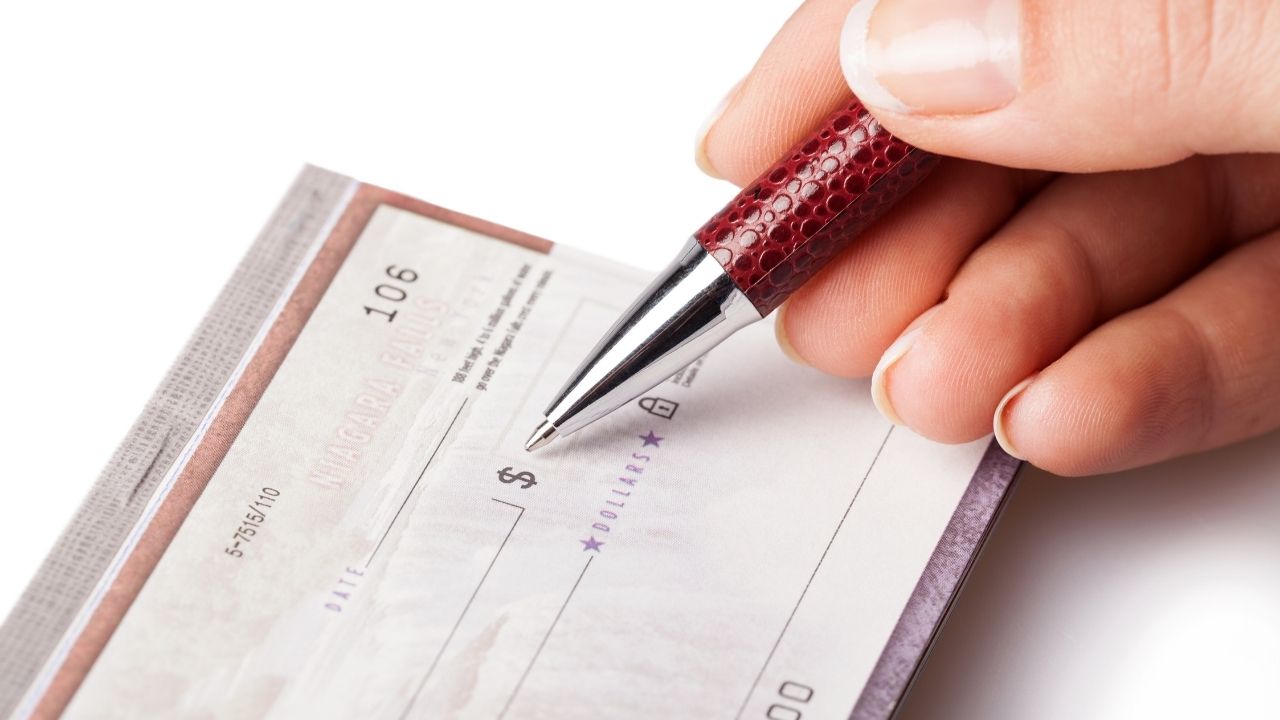 People are now Choosing Check Cashing Services over a Bank