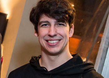 Interview with Vladimir Novosselov, founder of Giving Palette. From Vancouver, we wanted to know more about him and the brand.