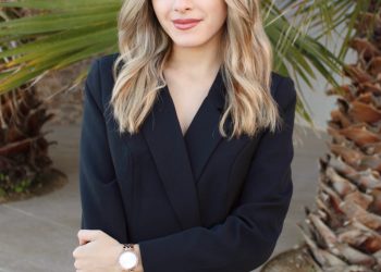 20 Year Old Entrepreneur Annalise Buttigieg Shares her Story of Following her Dreams to Become her Own Boss
