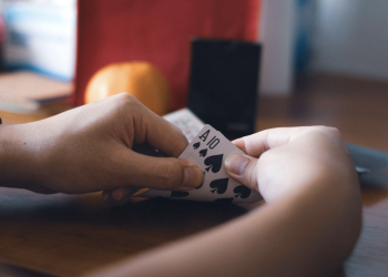 Online Blackjack vs Live Blackjack | Pros and Cons