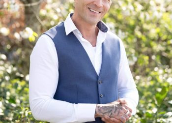 Stuck in overwhelm alone? Antonio de Sousa shares empowered life lessons learned the hard way.