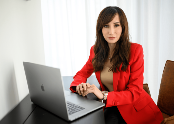 Navigating Workplace Conflict: best practices for navigating workplace conflict, including how to address conflicts proactively, communicate effectively, and find mutually beneficial solutions with an HR business consultant
