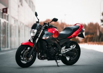 How Motorcyclists Can Mitigate Risk in the Age of Distracted Driving